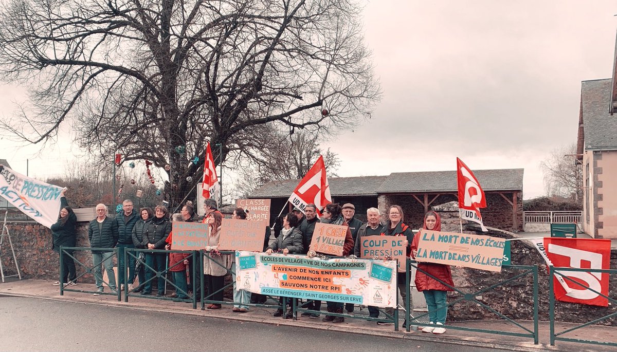 SNUDIFO53's tweet photo. 🤜🏼Le SNUDI-FO 53 aux côtés des parents d'élèves pour la défense des écoles du RPI Assé-le-bérenger, Saint Georges sur Erve..
🏫Ce matin devant l'école de Assé, ce midi devant l'école de Saint Georges 
🤬Les annonces prématurées de fermeture et les passages en force ne passent pas https://t.co/fcWuxXf4VA