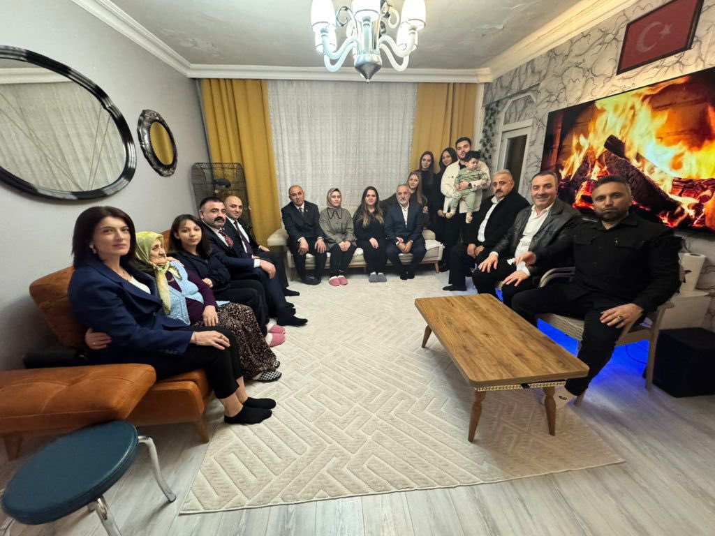 Genel Başkanımız Sayın Devlet Bahçeli’nin talimatları ile “#HayırlıGünlerKomşum” ve “#DerdinDerdimizdir” ziyaretleri kapsamında, Zeytinburnu Yeşiltepe Mahallesi’nde Zeytinburnu İlçe Başkanımız <a href="/habip_kpcglu/">Habip Kapıcıoğlu</a> ve KAÇEP Başkanı Hülya Yürükel ile Aydoğan ailesini ziyaret ettik.