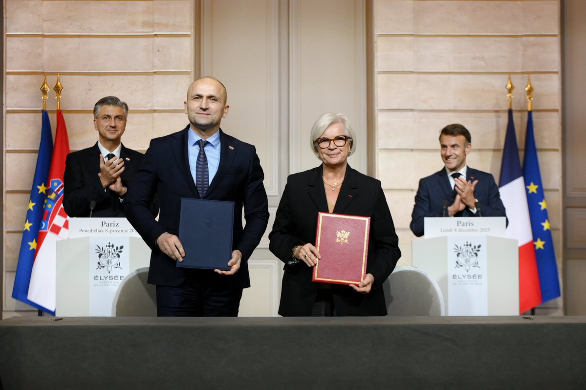 AndrejPlenkovic's tweet image. À l’occasion de la visite officielle en France, avec le président @EmmanuelMacron, nous avons assisté à la signature par nos ministres :
☑️ du Plan d’action 2026–2028 pour la mise en œuvre du Partenariat stratégique 🇭🇷🇫🇷;

☑️ du contrat pour l’acquisition des canons automoteurs…