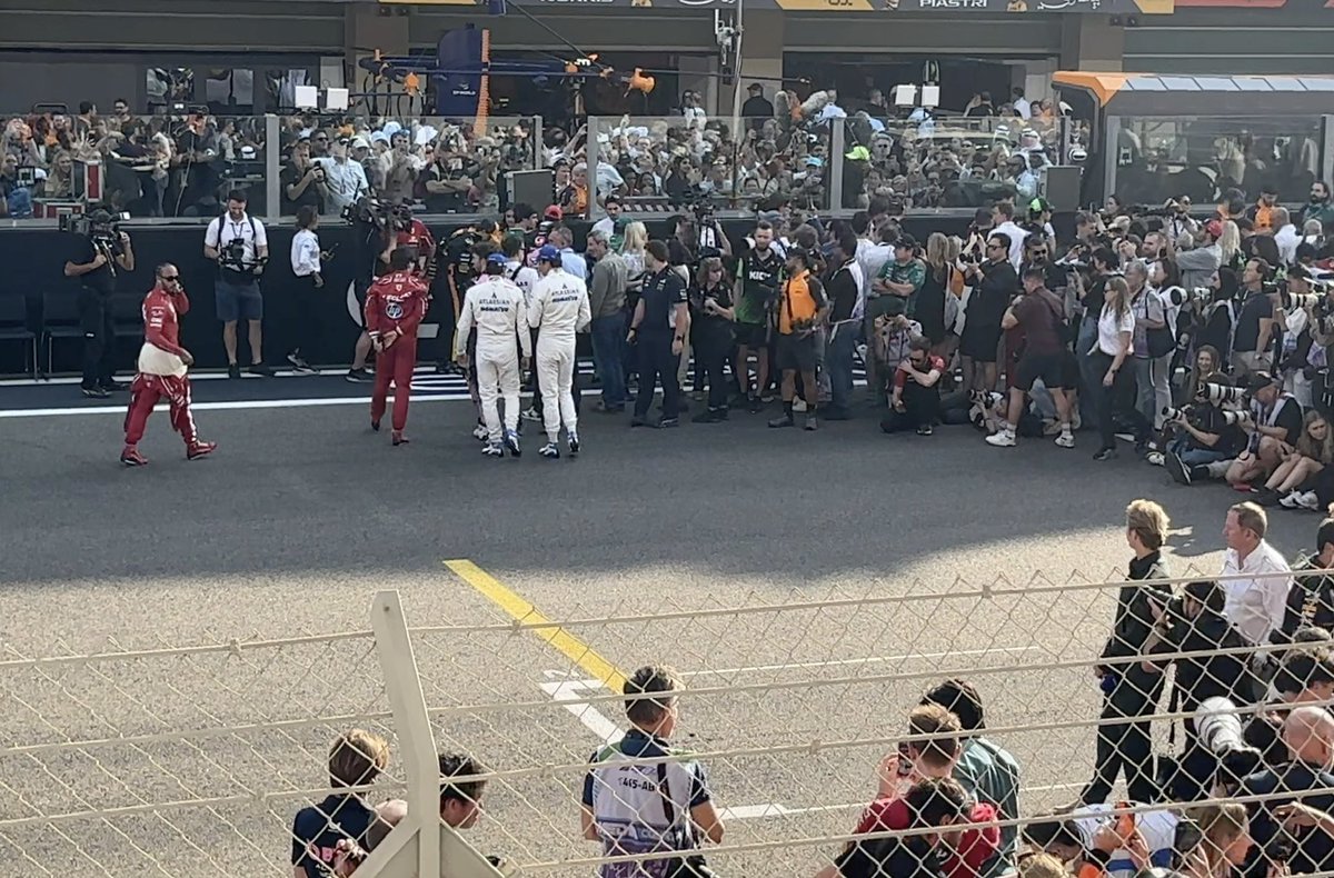 _raz00m__'s tweet image. Well, all the time actually. I was right there and took this pic 😭