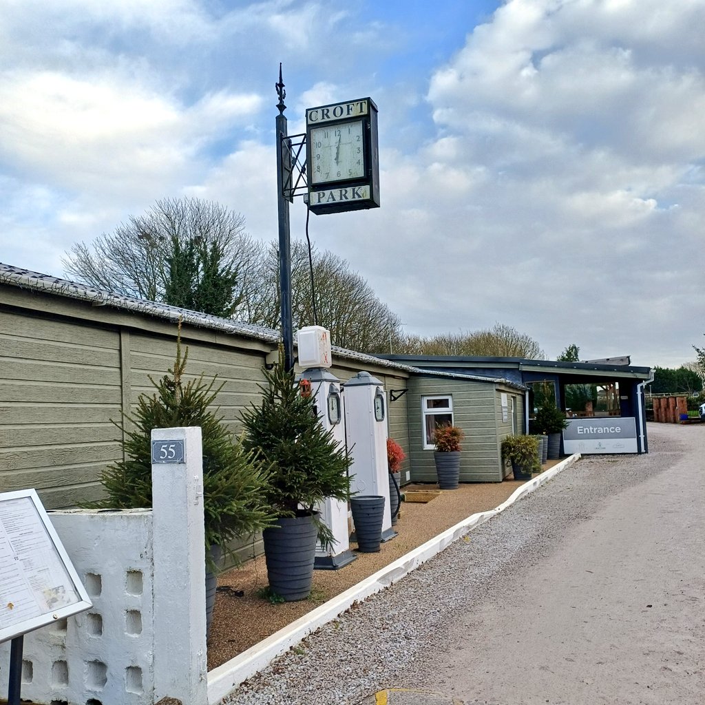 Lockolike's tweet image. Jolly out today walked to Little Weighton. Stopped off @ Croft park cafe for lunch, and back homeward through the lights of Cottingham. A sneaky Guinness at King Billy. #EastYorkshire