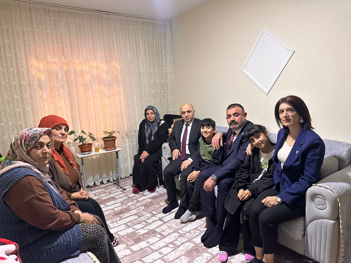 Genel Başkanımız Sayın Devlet Bahçeli’nin talimatları ile “#HayırlıGünlerKomşum” ve “#DerdinDerdimizdir” ziyaretleri kapsamında, Zeytinburnu Beştelsiz Mahallesi’nde Zeytinburnu İlçe Başkanımız <a href="/habip_kpcglu/">Habip Kapıcıoğlu</a> ve KAÇEP Başkanı Hülya Yürükel ile Koçak ailesini ziyaret ettik.