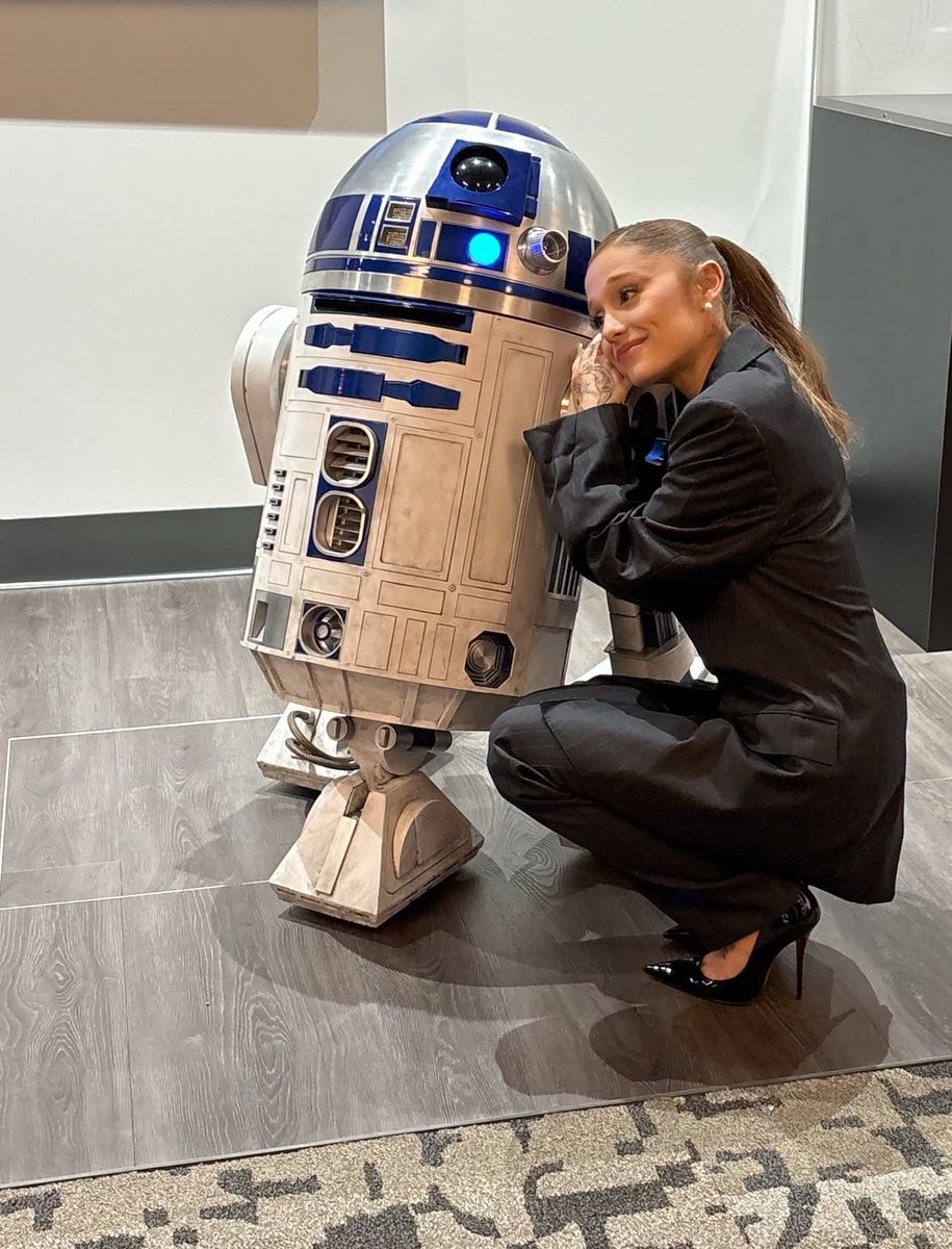 Cynthia Erivo and Ariana Grande meeting Grogu and R2-D2