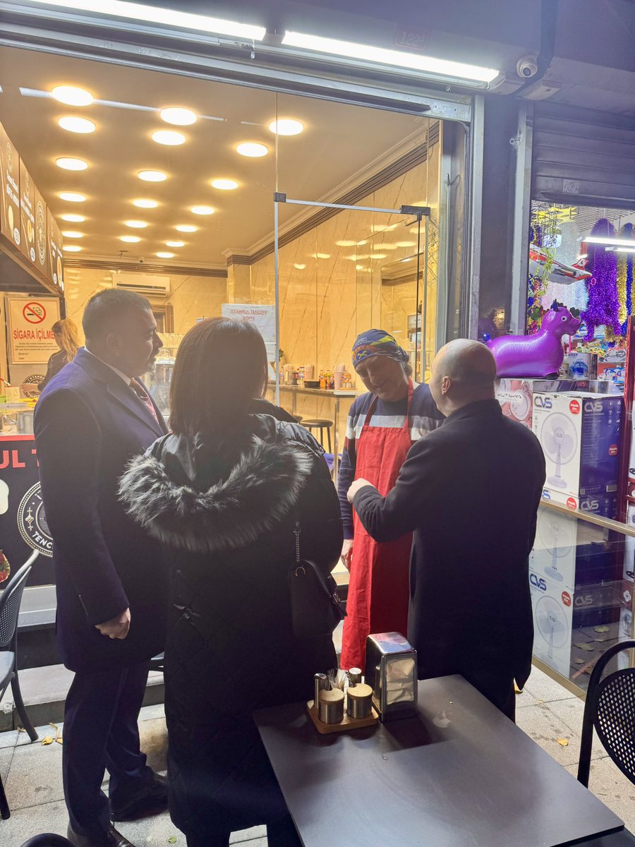 Genel Başkanımız Sayın Devlet Bahçeli’nin talimatları ile “#HayırlıGünlerKomşum” ve “#DerdinDerdimizdir” ziyaretlerimiz kapsamında, MYK Üyemiz Sn.İzzet GÖREN, İlçe Başkanımız Sn.Habip Kapıcıoğlu ve ilçe yöneticilerimiz ile birlikte ilçemizin kıymetli esnaflarını ziyaret ettik.
