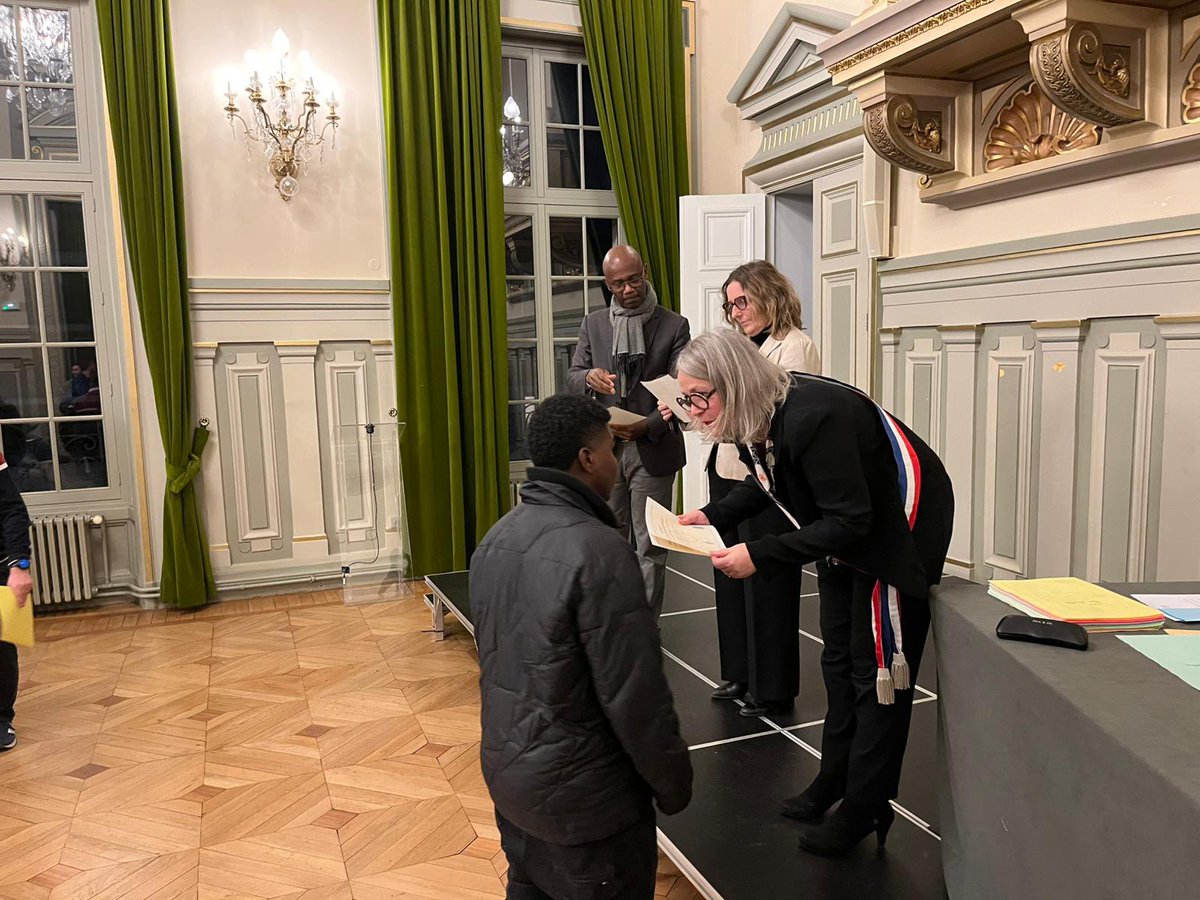 FrancoisDagnaud's tweet image. Ce soir, nous célébrons les nouveaux diplômés du lycée d’Alembert : CAP, Bac, BTS.
Des formations de qualité pour se préparer aux métiers du médico-social, des services à la personne ou de la maroquinerie ! 
De belles retrouvailles ce soir en mairie pour célébrer ces réussites !