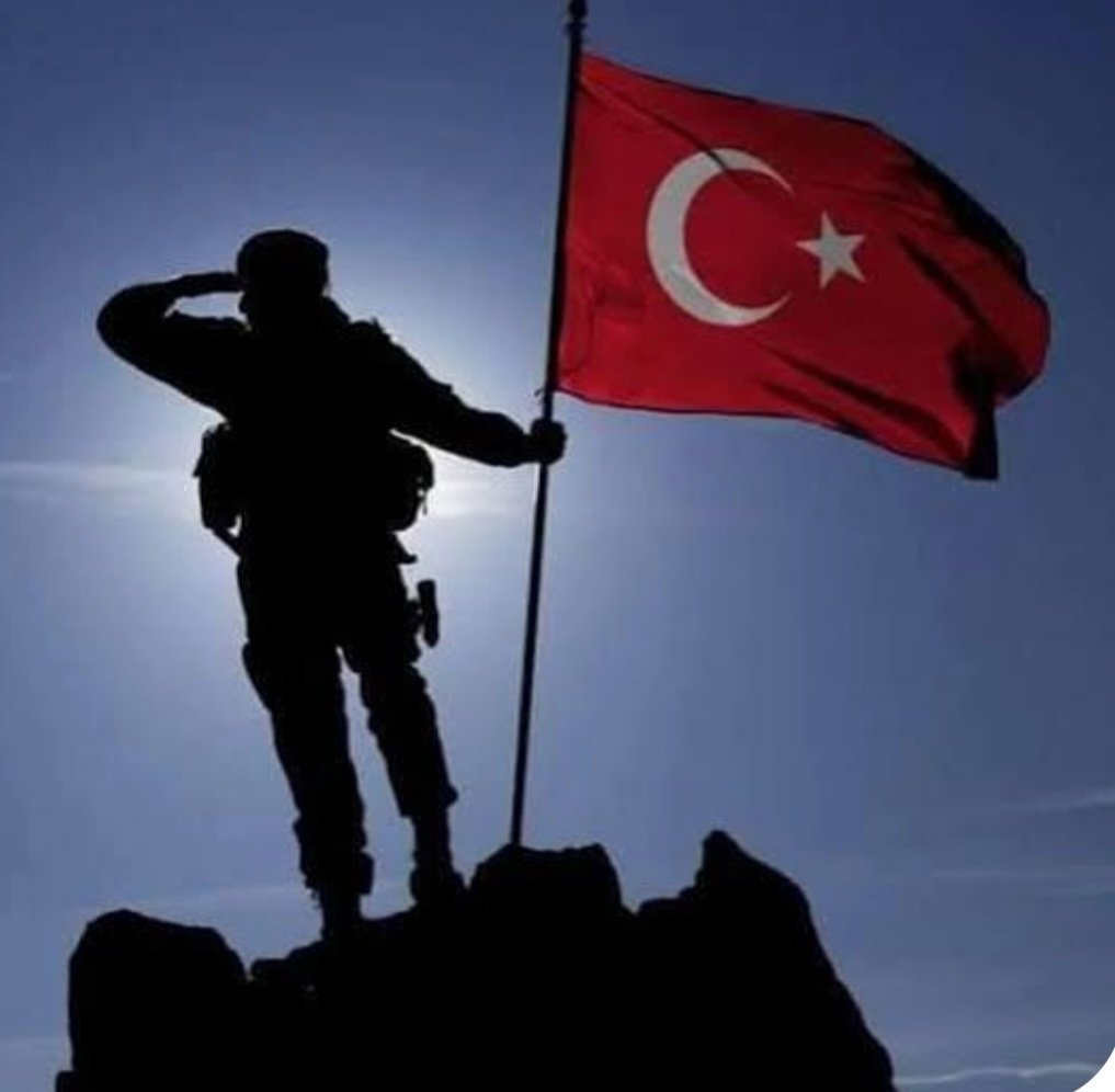 Nasırlı ellerimde öfkemin parmak izi
Hüviyetimi sardı bir kanlı irin anne
O şefkatli bağrına basarken toprak bizi
Yarım kalan öyküme umutlar sarın anne
Kanımızın yeşeren manası derin anne...
#Şehit