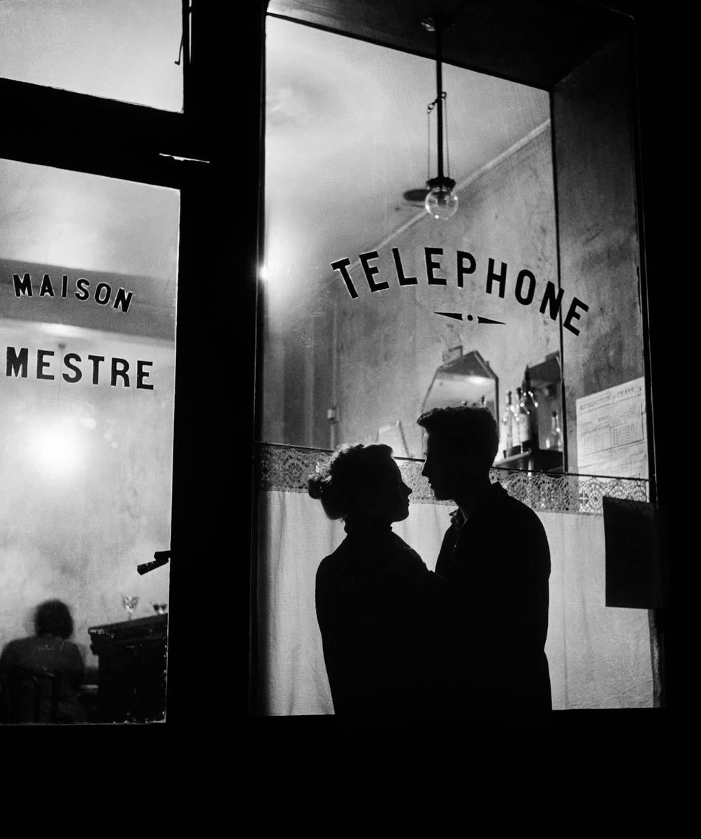 📸 Willy Ronis. 
Devant Chez Mestre 
1947. Paris