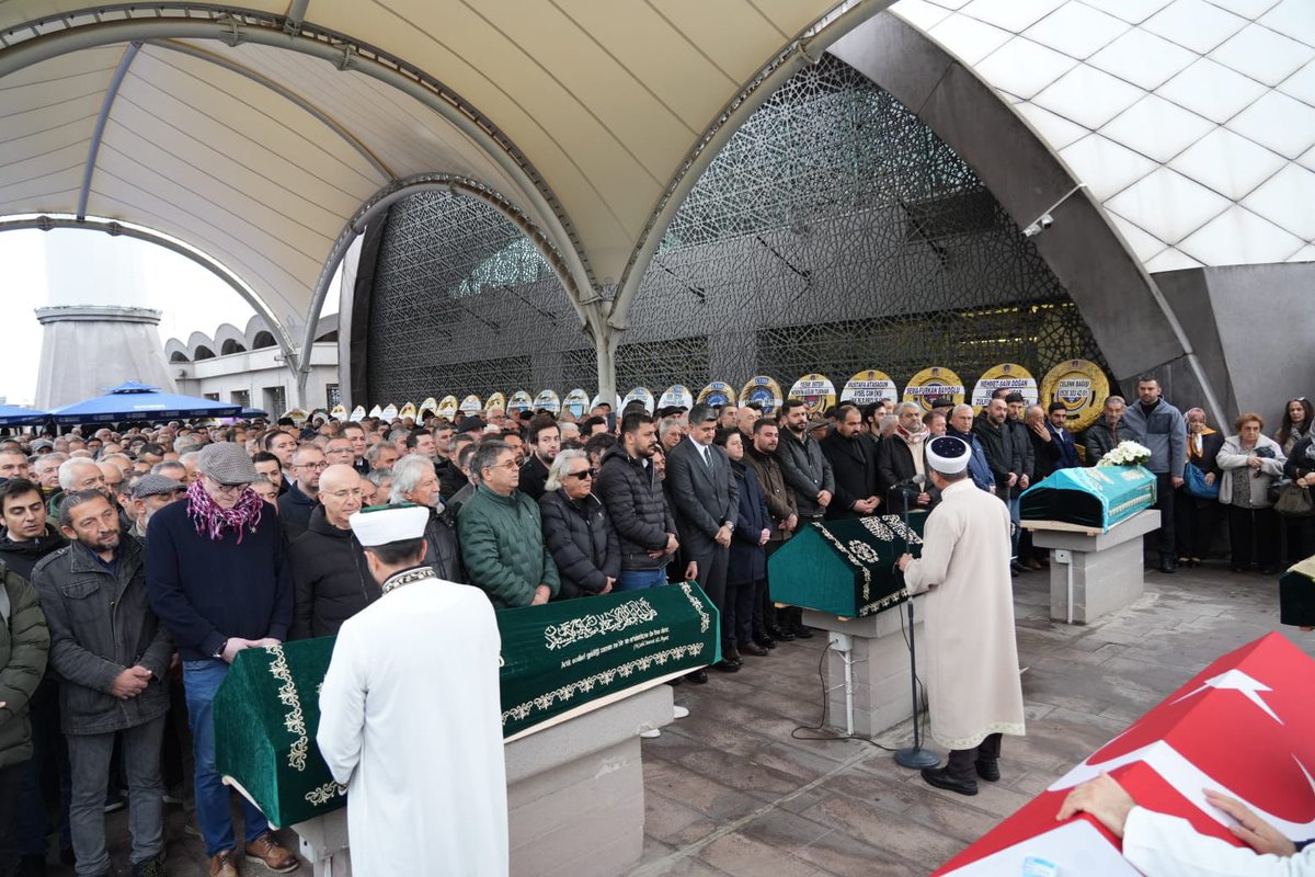 Geçmiş dönem İlçe Başkanımız Mustafa Çetinkaya’yı, bugün kılınan cenaze namazının ardından dualar ve gözyaşlarıyla son yolculuğuna uğurladık.
Geride onurlu bir mücadele, unutulmaz anılar bıraktı. Kendisine Allah’tan rahmet ailesine,sevenlerine ve örgütümüze başsağlığı diliyoruz.