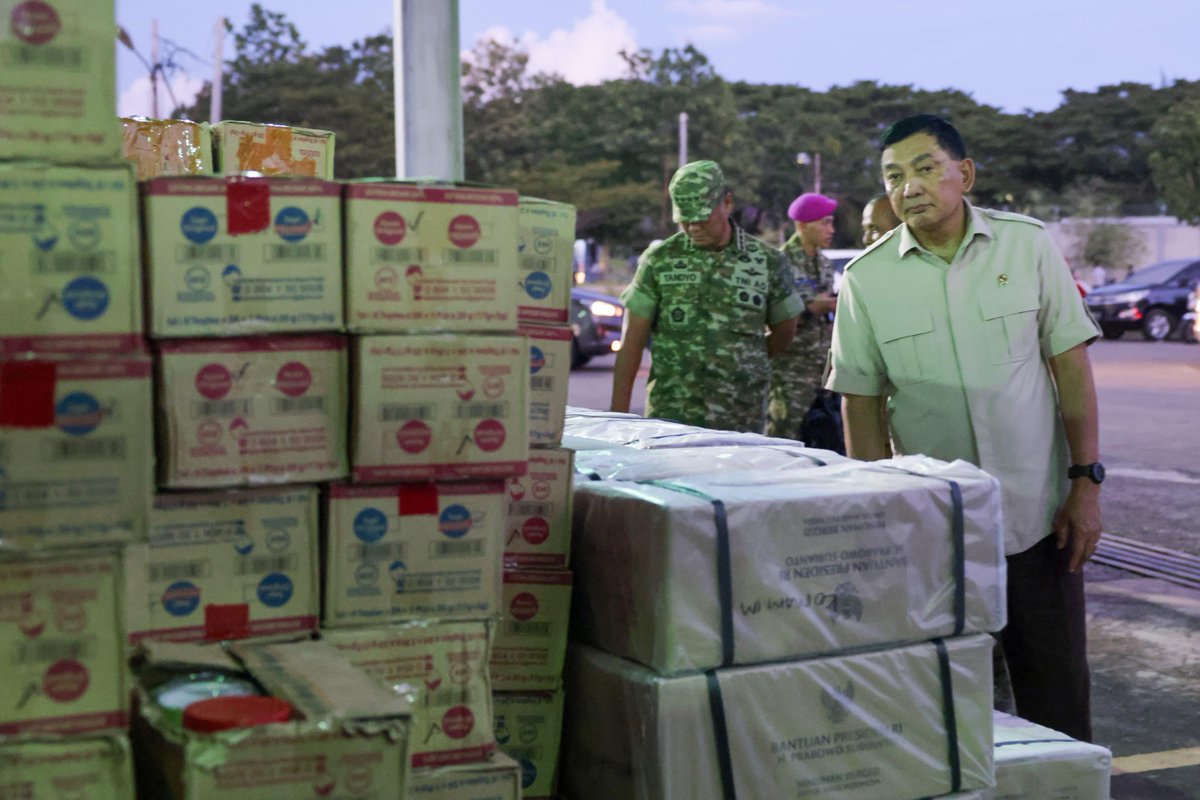 Meninjau langsung Posko Terpadu Penanganan Bencana Alam di Aceh, saya ingin memastikan bahwa seluruh penanganan berjalan cepat, terkoordinasi, dan tepat sasaran (Minggu, 7 Desember 2025).

Kehadiran posko terpadu menjadi simpul penting sinergi antara pemerintah pusat, daerah,