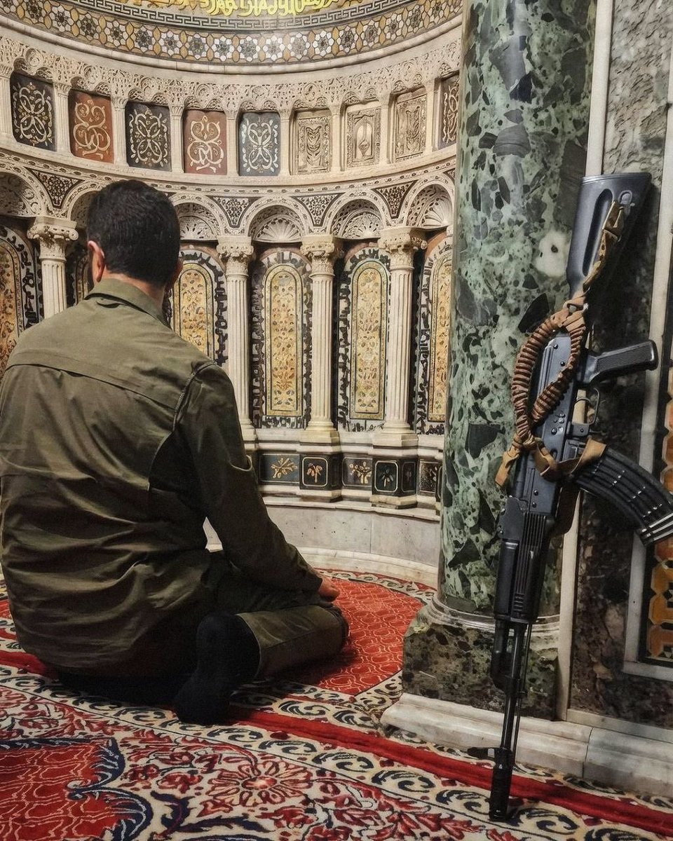 الحَقُّ يُرْجِعُهُ سَــيْفٌ وَرَشّــاشُ
وَفَارِسٌ ضَارِبٌ في الحَرْبِ جَيَّاشُ
فَاسْتَوْحِ مِنْ كُتُبِ التَّارِيْخِ عِـبْرَتَها
هَلْ أَرْجَعَ الحَقَّ خَوَّافٌ وَرَعَّاشُ؟