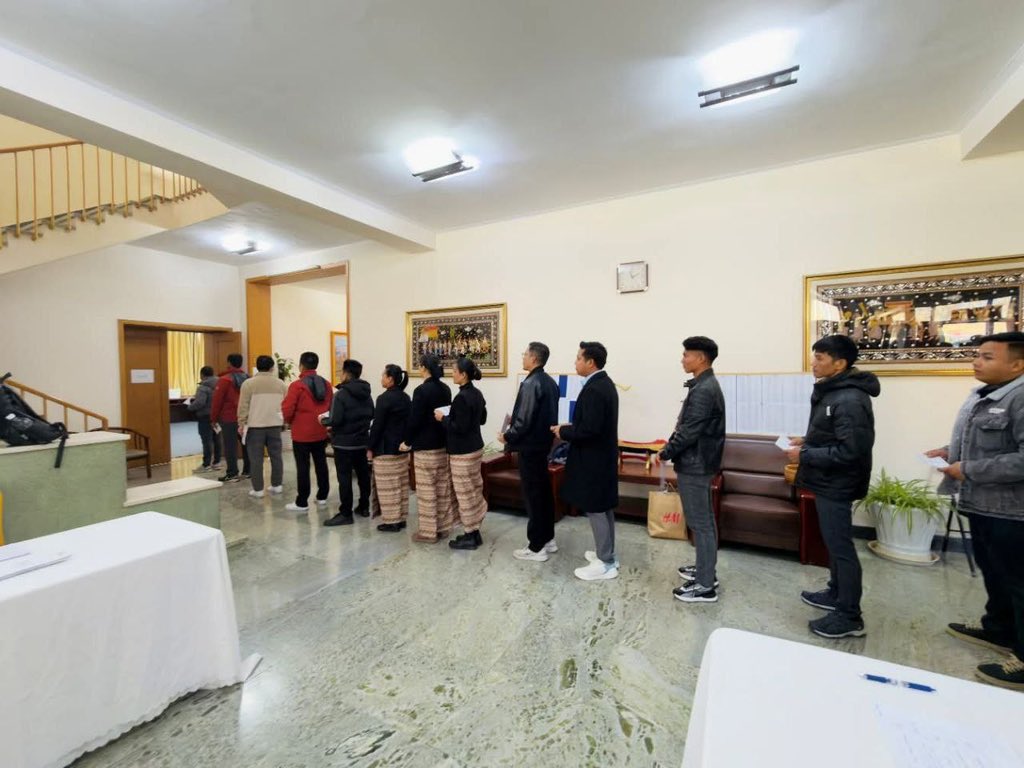 MoeSatKhinn's tweet photo. 🇲🇲🗳️🇨🇳 Myanmar citizens across China are participating in advance voting for the upcoming general election, casting their ballots at the Embassy in Beijing. #MyanmarElection #AdvanceVoting
#MyanmarFactCheck 
@ASEAN @RapporteurUn @volker_turk @MFA_China @ChinaDaily @NHKWORLD_News https://t.co/tT5i3SggA1