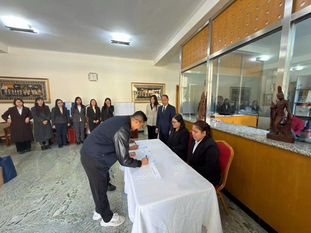 MoeSatKhinn's tweet photo. 🇲🇲🗳️🇨🇳 Myanmar citizens across China are participating in advance voting for the upcoming general election, casting their ballots at the Embassy in Beijing. #MyanmarElection #AdvanceVoting
#MyanmarFactCheck 
@ASEAN @RapporteurUn @volker_turk @MFA_China @ChinaDaily @NHKWORLD_News https://t.co/tT5i3SggA1