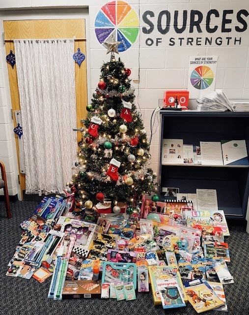 140+ toys donated! 🧸
Dozens of generous students. ⭐
One incredible Sources of Strength toy drive. 🎁✨
Thank you, Bethel-Tate students, for spreading holiday joy! 🐯❤️
#TigerStrong #BTBetterTogether