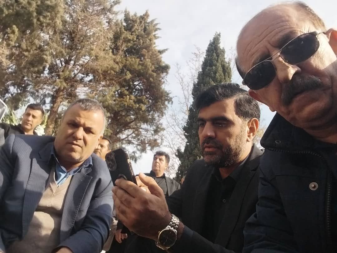 ghsoltani48's tweet photo. امروز بعد ربع قرن دوستی وبرادری بافرزندان شهیدسرافرازشهباز علیکردی دردیار سربداران جای خالی خسروعلیکردی دردومین روز خاکسپاری اوبرایم سخت بودباجواد  وسایر خانواده شهیدعلیکردی برمزار اوحاضر شدیم چه رنج آور بود بیهوش شدن همسر شهید که از کودکی زحمت فرزندان شهید بردوشش بوده است https://t.co/nE7DQBHVBZ