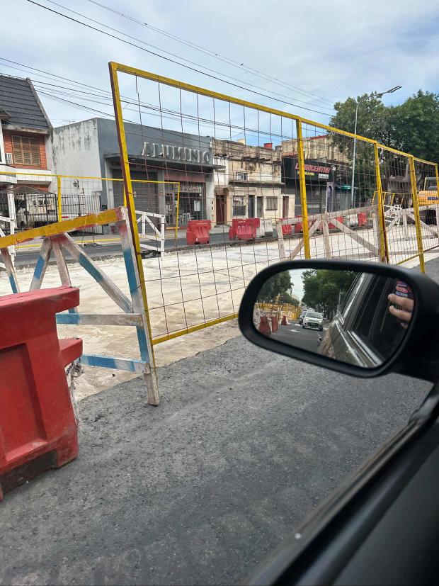 CiudadDeBondis's tweet image. #Trambus #T1

🚧 Arrancaron las obras sobre Av. La Plata entre Chiclana y la calle Gibson para hacer los carriles centrales al estilo Metrobus por donde circulará la línea #T1 del Trambus.

📸 #AportesCDB