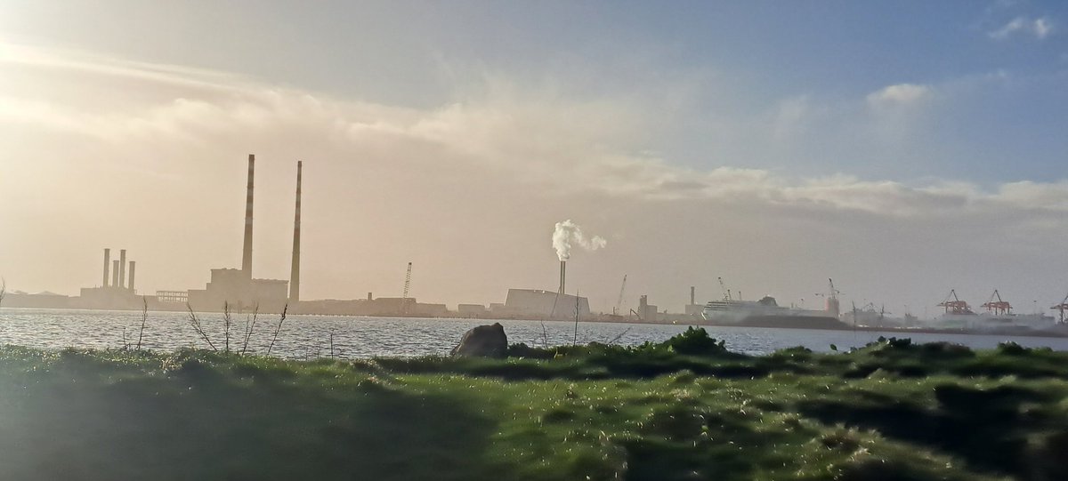 ClontarfTimes1's tweet image. Hazy Monday...
 #Clontarf #DublinBayArea #BaileNagCorr #CnocánDoirinne