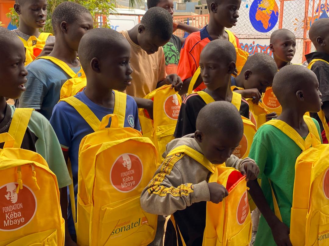 📚 La rentrée se poursuit avec solidarité !
Une caravane organisée au sein de l’Association Les Petites Gouttes a permis à près de 500 élèves de plusieurs daaras de recevoir des kits scolaires complets afin de continuer leurs cours dans de meilleures conditions.  #Éducation #FKM