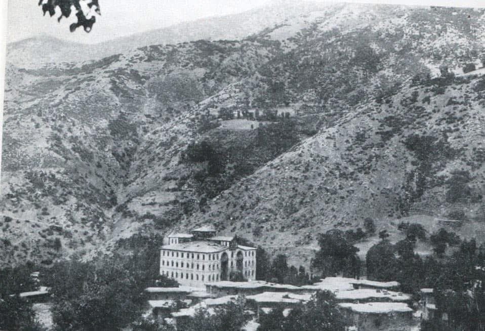 Hakkari, Şemdinli, Nehri köyündeki Şeyh Seyyid Taha en-Nehri Hz.’nin (k.s.a) Dergâh-ı Şerifi yıkılmadan önce. 1926'da dönemin hükümeti top ateşi ile yıktı. Nehri muhasara edilip topçu birliğinin top atışları ile Dergâh yıkılıp harap duruma getirildi…