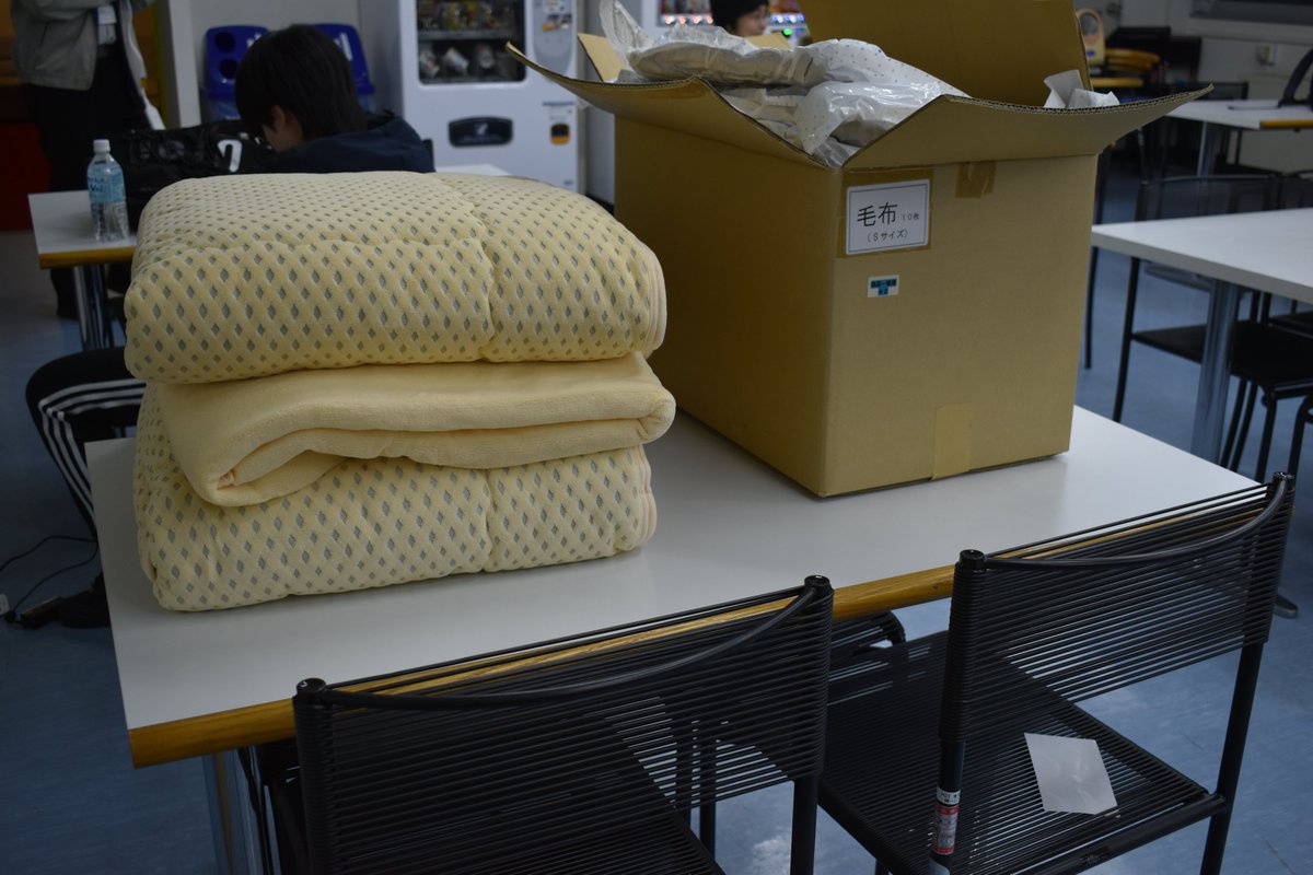 mlit_hkd_hk's tweet photo. 【緊急避難ビル】
函館開発建設部に多くの方々が一時避難されております。水など準備しておりますので安心してお越しください。
#いのちとくらしをまもる防災減災 https://t.co/17lQIzEupk