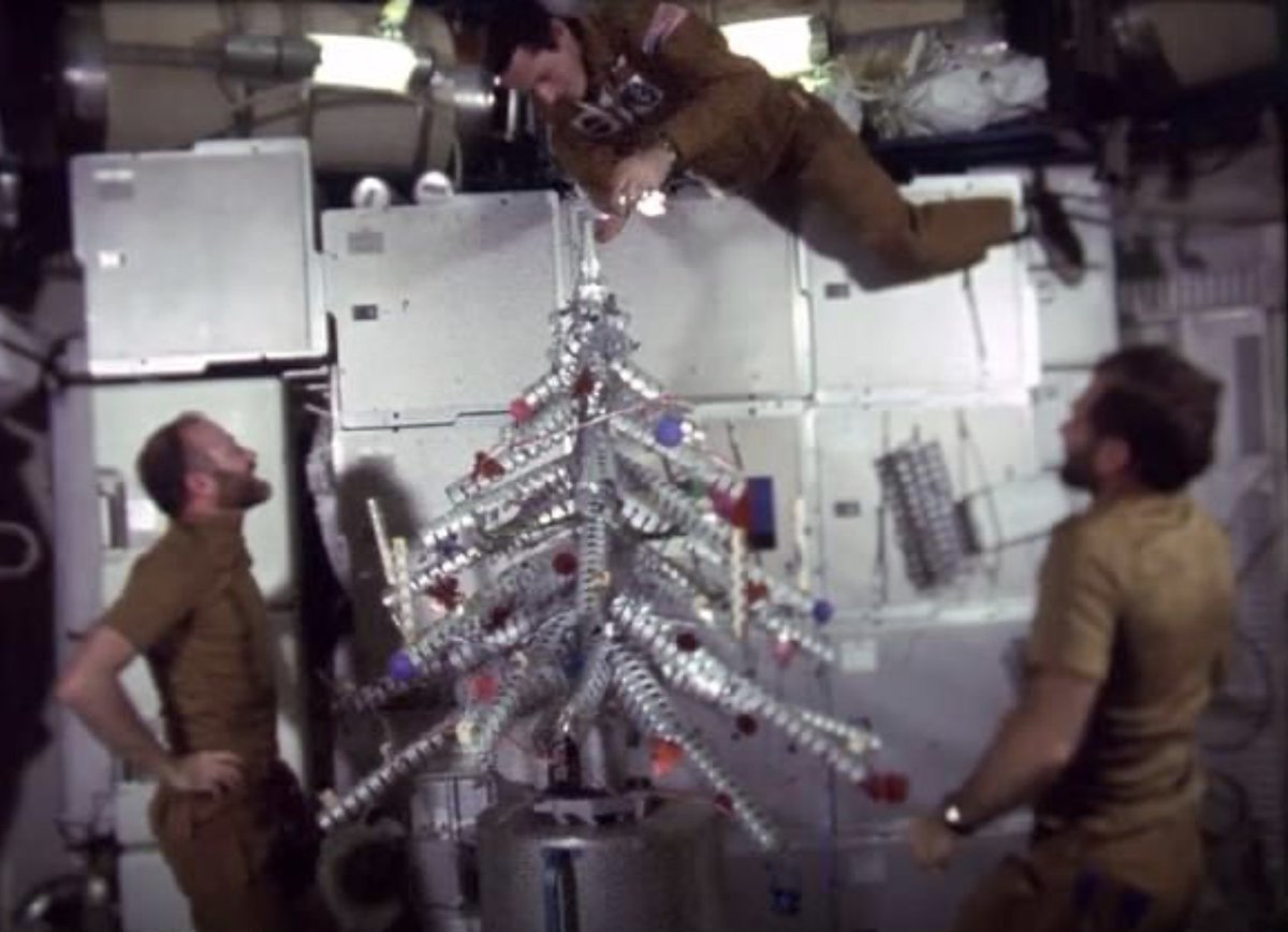 dcordovaok's tweet photo. En diciembre de 1973 los astronautas de #Skylab4 armaban el primer árbol de #Navidad en el espacio, con latas de comida recicladas, calcetines y un cometa Kohoutek de cartón. El día 25 abrían sus regalos pero HOY, 08/12 se arma en nuestras latitudes, vayan y armen el suyo !🎄🎅🚀 https://t.co/wf0ICk6VPD