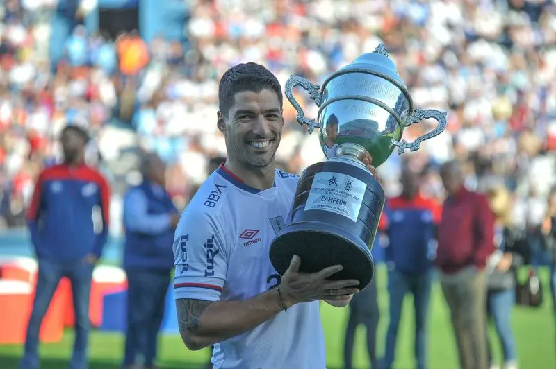 Que <a href="/LuisSuarez9/">Luis Suárez</a>  siga viendo que la gente lo quiere acá.
Deja tu #SuarezANacional y retuiteá así lo ven mas bolsos