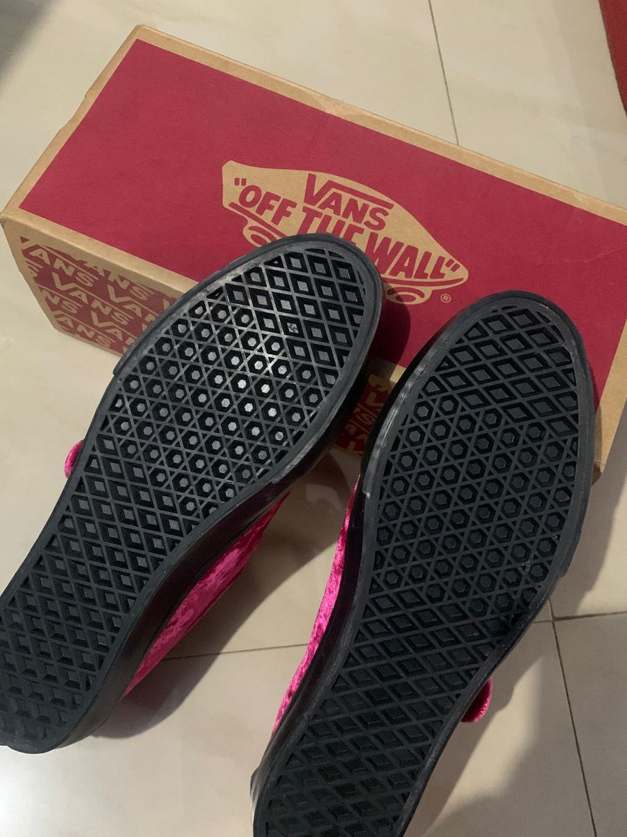devjnl's tweet image. wts sepatu vans new, size 39
masih ada box nya, dijual karena kebesaran
price dm🫰🏻