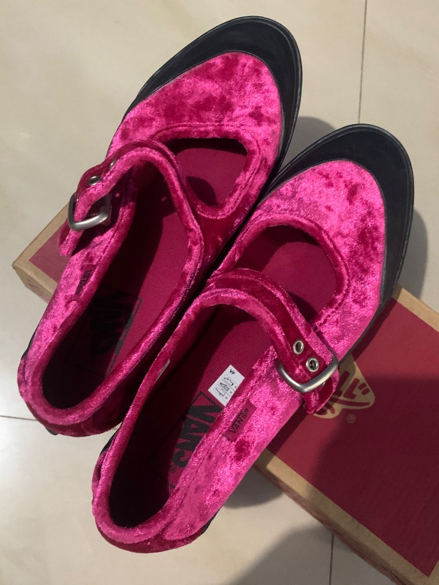devjnl's tweet image. wts sepatu vans new, size 39
masih ada box nya, dijual karena kebesaran
price dm🫰🏻
