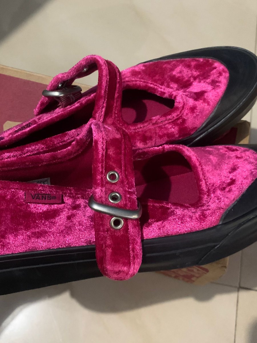 devjnl's tweet image. wts sepatu vans new, size 39
masih ada box nya, dijual karena kebesaran
price dm🫰🏻