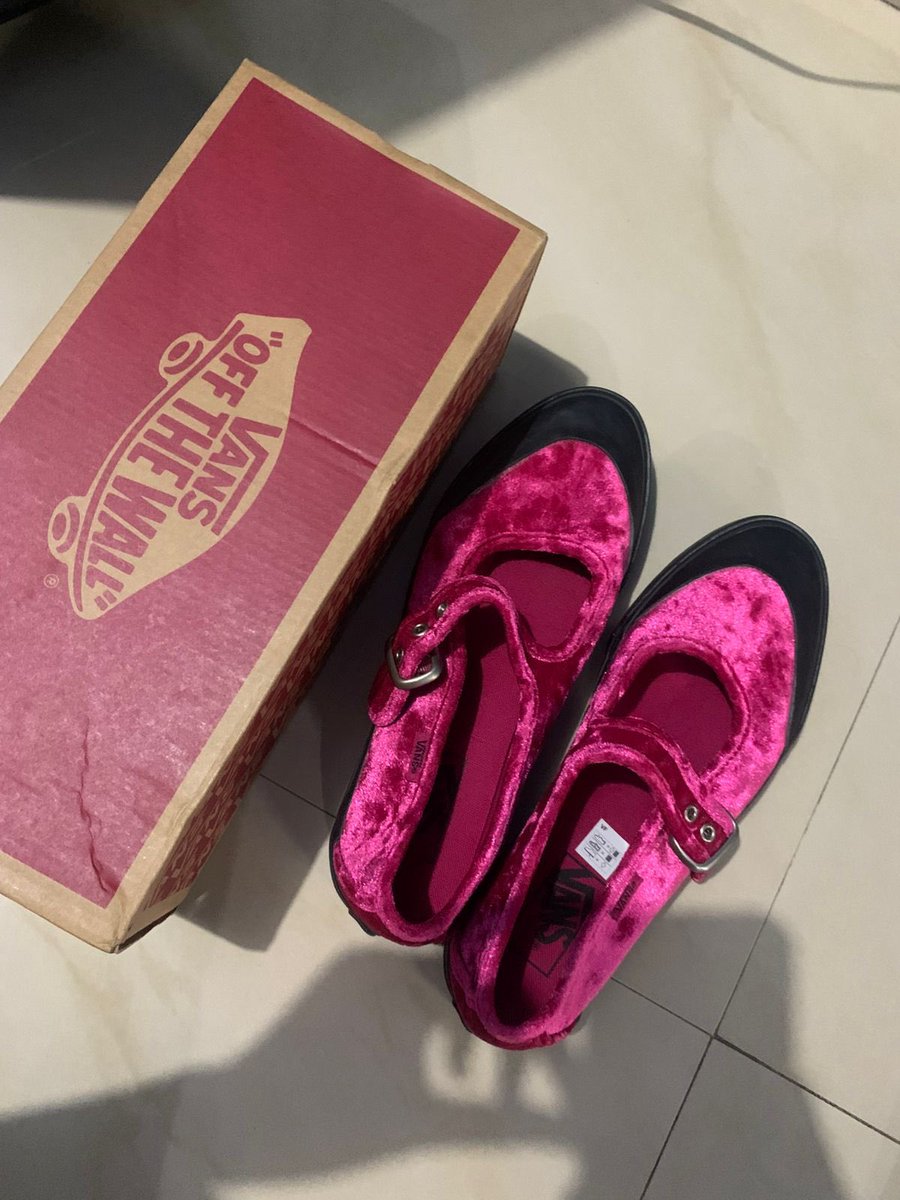devjnl's tweet image. wts sepatu vans new, size 39
masih ada box nya, dijual karena kebesaran
price dm🫰🏻
