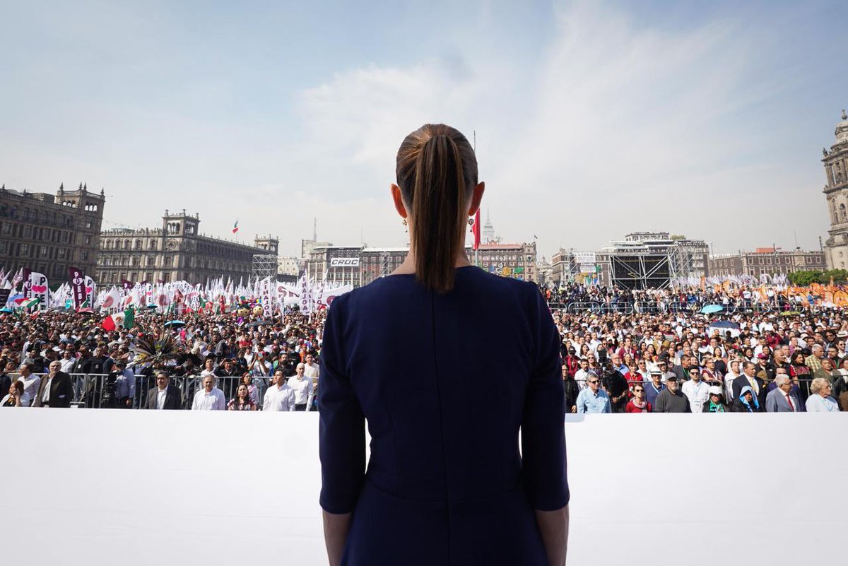 “Error grave fue el de la presidenta cuando invitó a celebrar los 7 años de la 4t. Al hablar de ese aniversario también ella abdicó de su individualidad para mostrarse como una mera continuadora de la obra de su antecesor. 
He aquí que la primera mujer presidenta se somete