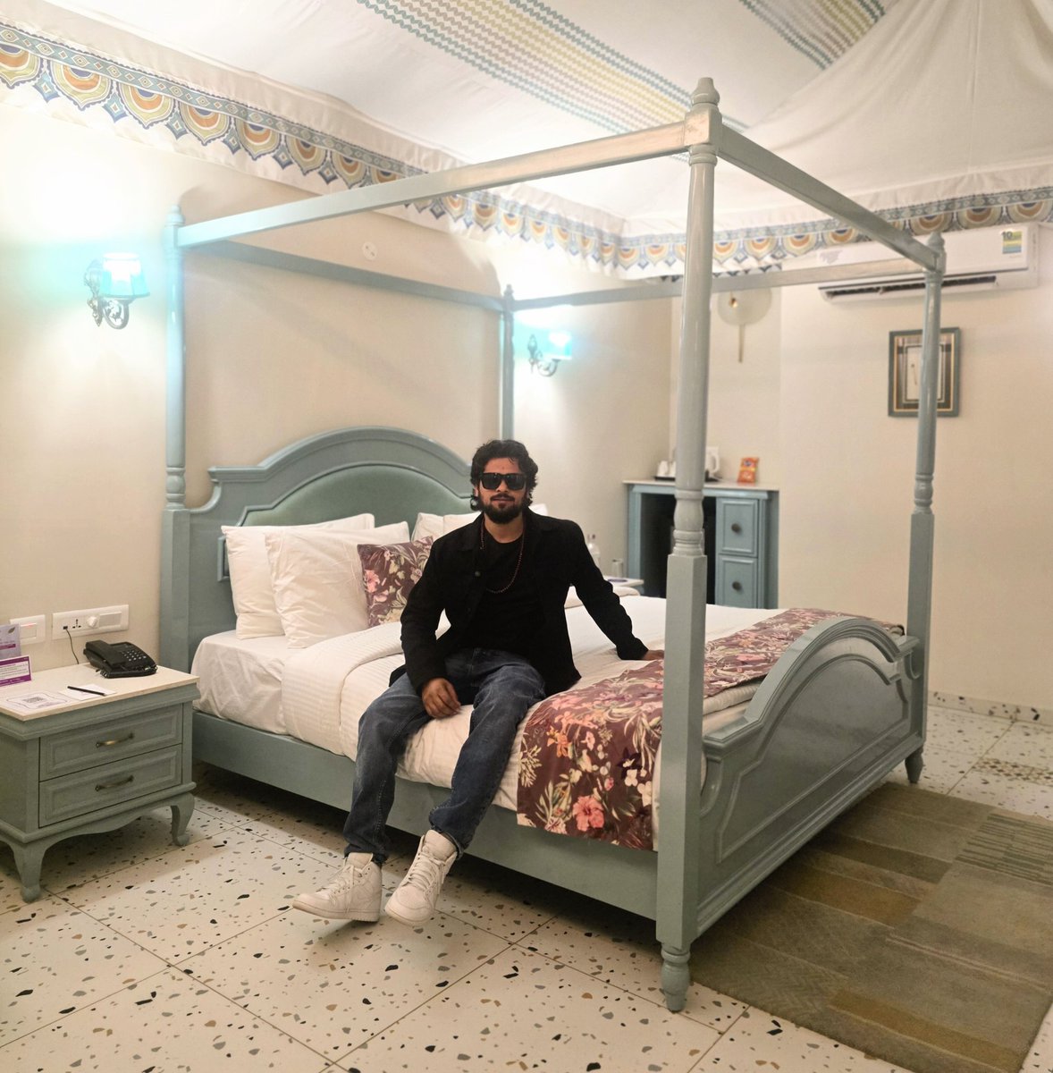 पैसा कमाइए, पूरा देश आपको अच्छा व्यक्ति कहने की साज़िश रचेगा।

~ जॉर्ज बर्नार्ड शॉ