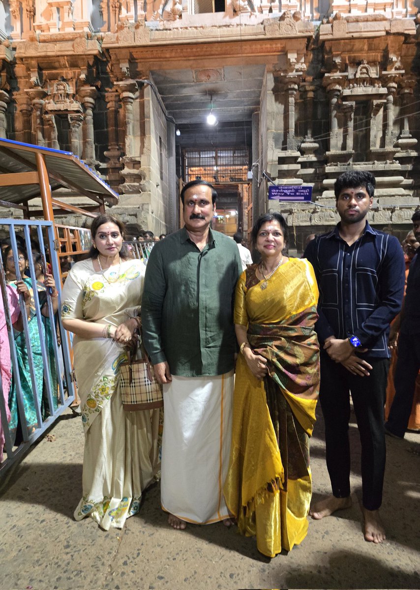 draramadoss's tweet photo. திருவண்ணாமலையில், மூலவர் அண்ணாமலையார் மற்றும் அம்பிகை உண்ணாமுலையம்மனை குடும்பத்துடன் வழிபட்டு, மலை உச்சியில் ஏற்றப்பட்ட தீபத்தை தரிசித்த போது.! https://t.co/PwVP5AJzpO