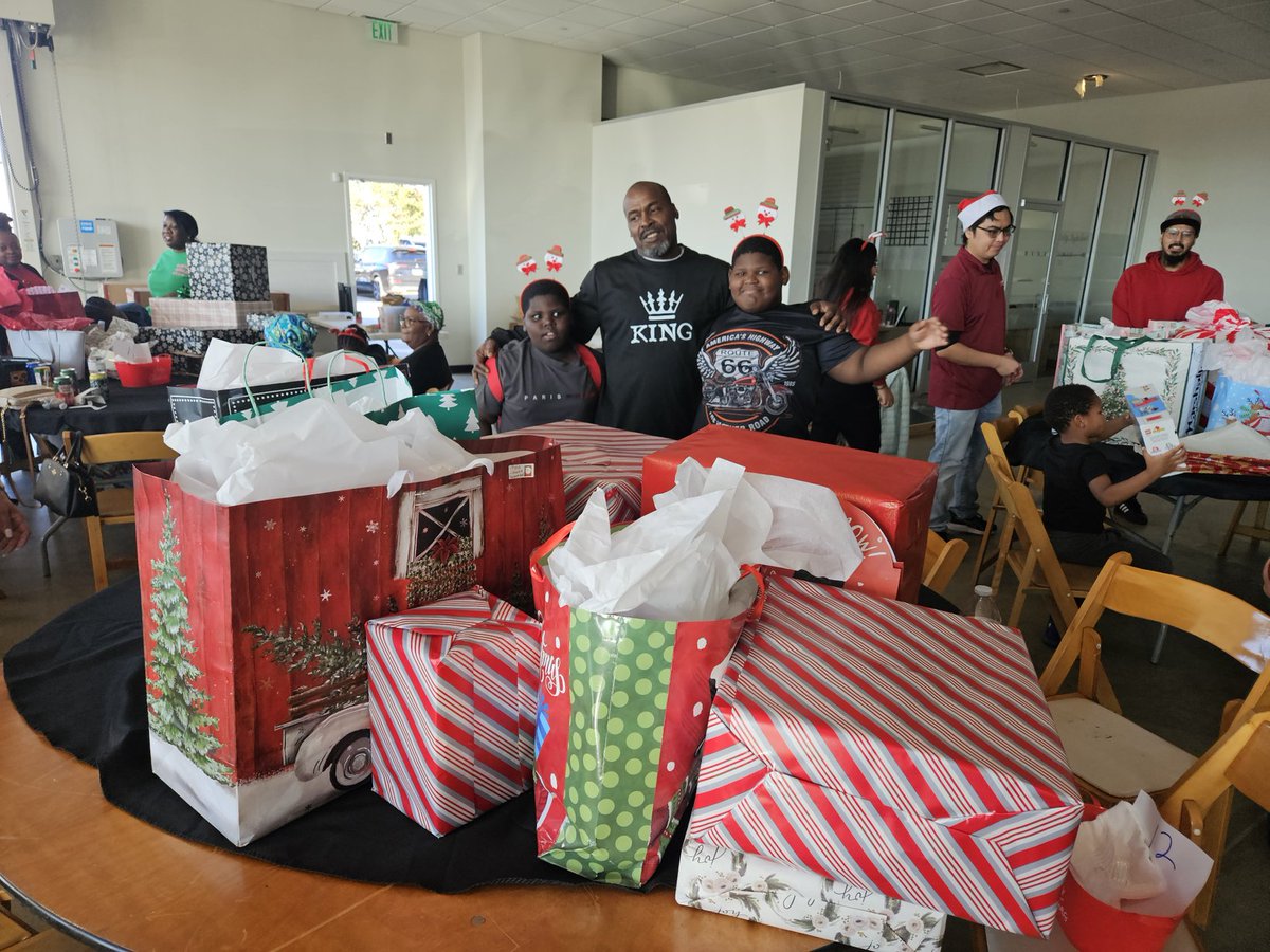 MLewishoy's tweet image. Wow! Our pioneers &amp;amp; their families were thankful for a weekend of giving &amp;amp; sharing from Ms. Gutierrez  &amp;amp; her sponsors @ the North Houston Mitsubishi Adopt a family event. 
@HoylandES 
@SpringISD 
@SpringISD_FACE