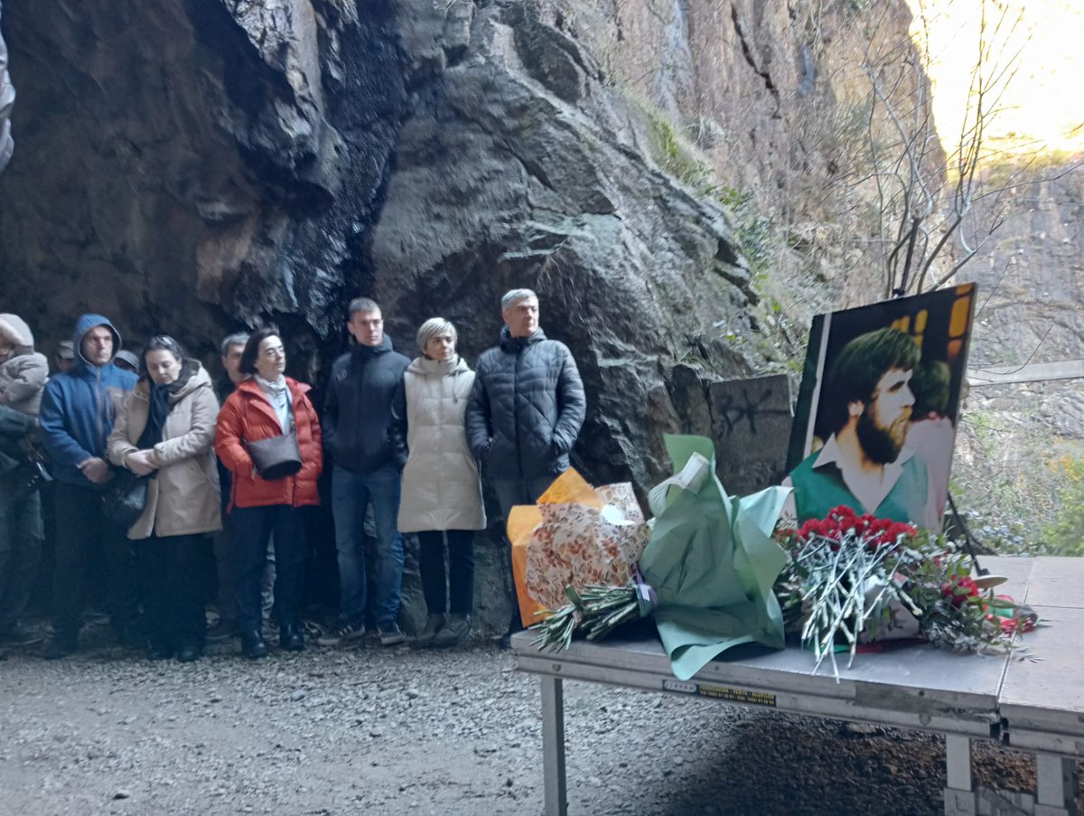 Gaur oroimen ekitaldia egin dugu Endarlatsan, Mikelen gorpua azaleratu zen tokian. Ekitaldi hunkigarria eta lore eskaintza Mikelengatik eta tortura jasan duten guztiengatik. #MikelZabalza40UrteGogoan