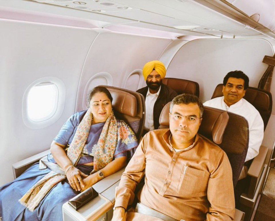 DaaruBaazMehta's tweet photo. LUXURY OF BJP VS HARDSHIPS OF JANTA

Pic 1 - CM and Ministers of Delhi fly Business Class today - Delhi to Amritsar

Pic 2 - Aam Janta of Delhi suffer due to flight cancellations and mismanagement of Modi https://t.co/BhUUMNLZpx