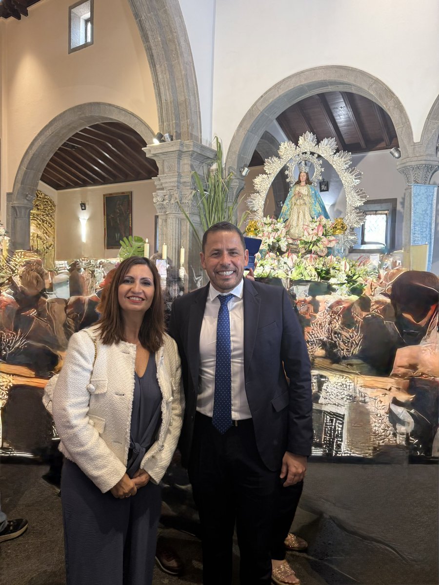 Hoy Jinámar se convierte en el centro de la peregrinación en Gran Canaria. Como concejal, fue un honor participar en la función principal y en la posterior procesión por el Día de la Inmaculada Concepción.
Tradición, fe y comunidad.
#Jinámar #InmaculadaConcepción
#GranCanaria