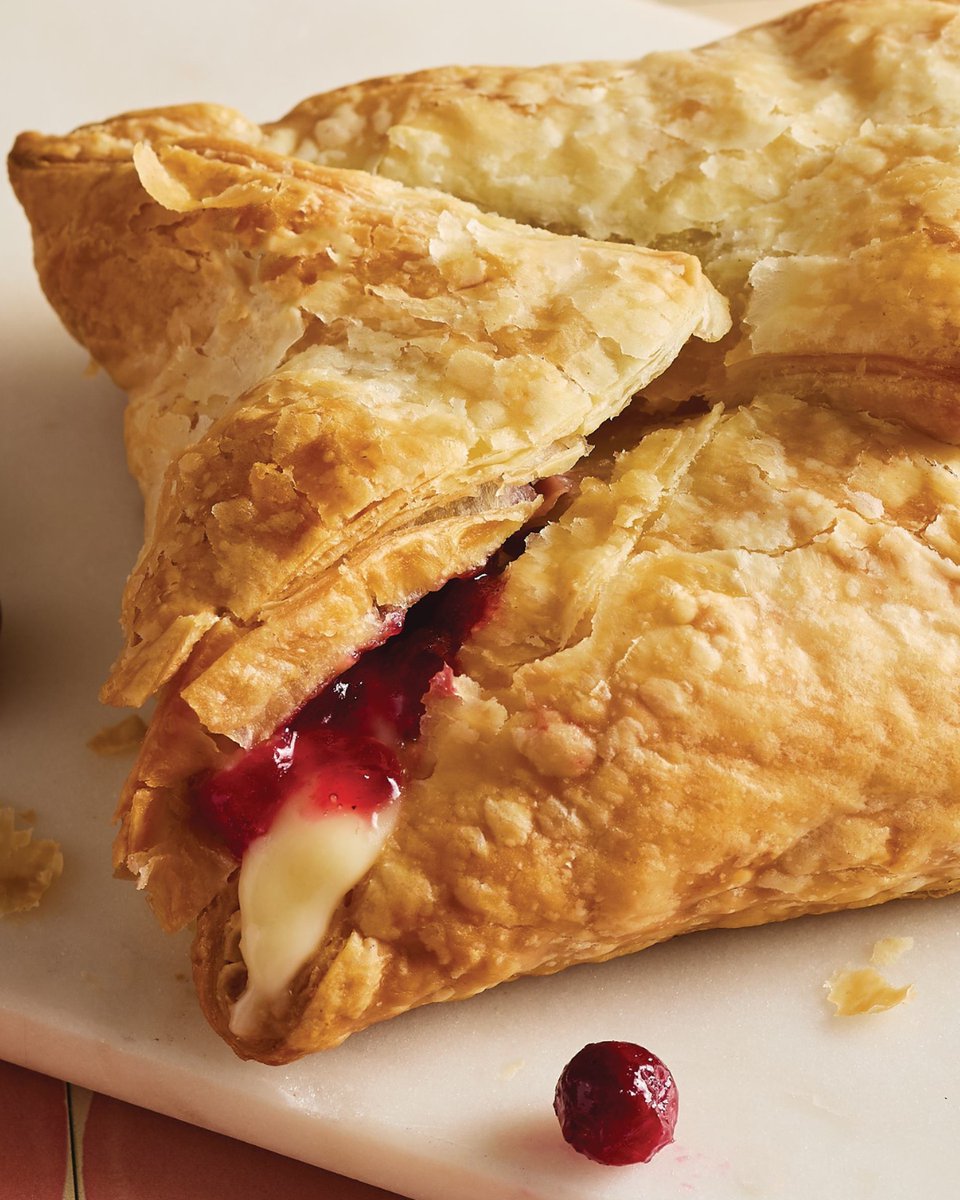 Notre Feuilleté au brie et aux canneberges, avec ses couches de pâte feuilletée, son brie fondant et sa compote de canneberges et de pommes est ✨DE RETOUR✨. Pièce maîtresse idéale pour un plateau de charcuterie. 🪩💃🕺ow.ly/n5aO50XFJUb