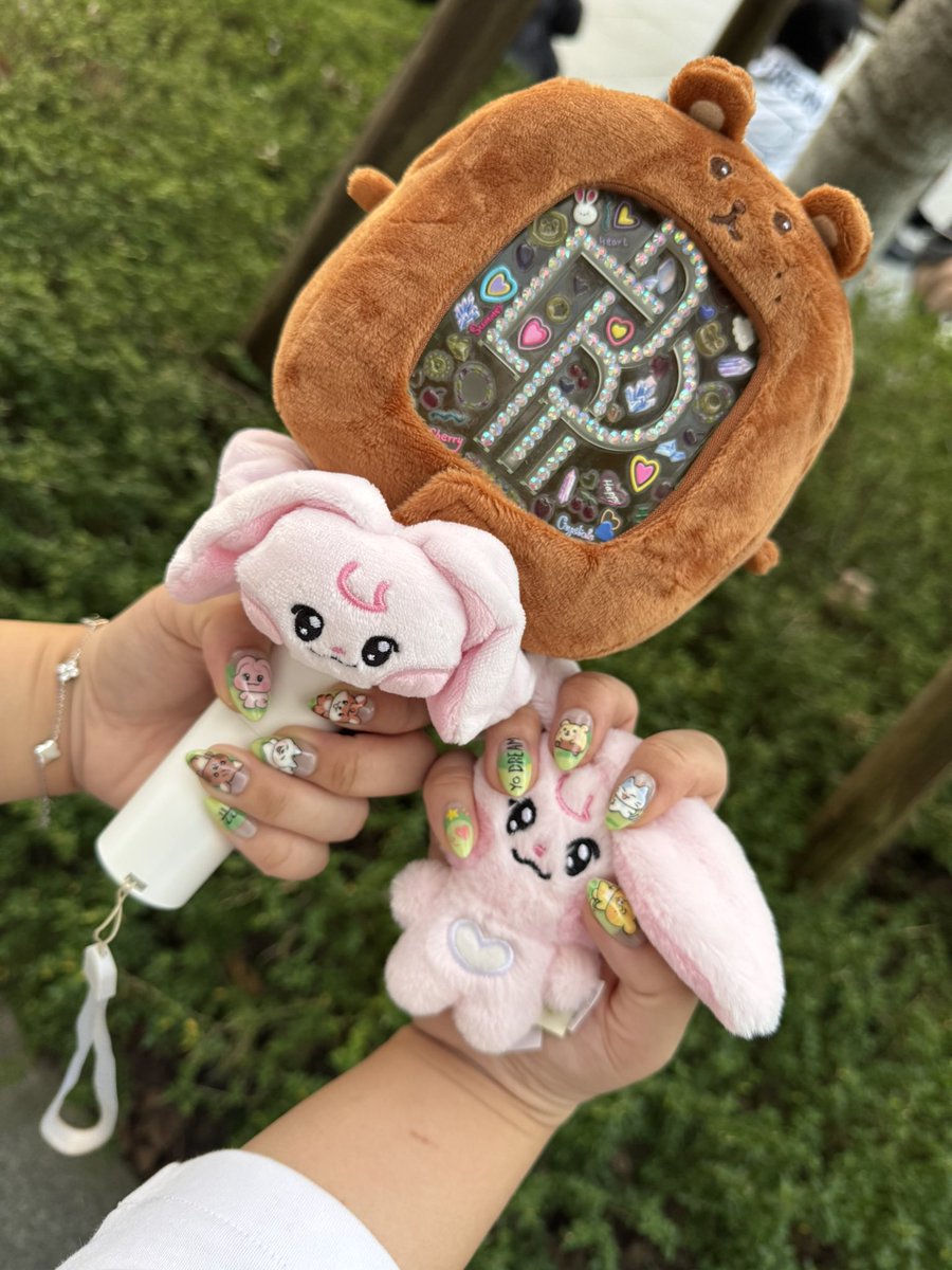 matchastrwberii's tweet photo. concert nails slayed🤩 i love it and all thanks to @kpoppednails !!🥰 https://t.co/r9Vn6frk6k