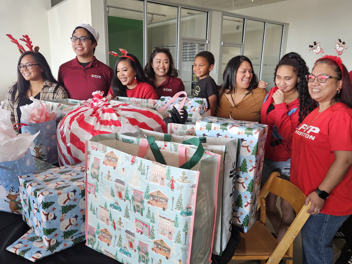 MLewishoy's tweet image. Wow! Our pioneers &amp;amp; their families were thankful for a weekend of giving &amp;amp; sharing from Ms. Gutierrez  &amp;amp; her sponsors @ the North Houston Mitsubishi Adopt a family event. 
@HoylandES 
@SpringISD 
@SpringISD_FACE