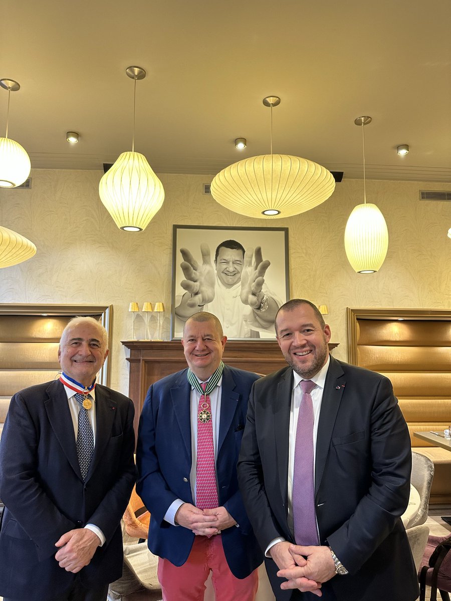 ggomez_chef's tweet photo. Félicitations à notre grand chef Guy Savoy, 1 er chef académicien qui a été fait Commandeur de l’Ordre Mondial « Marius Vettard » des Toques Blanches Lyonnaises
#noschefsontdutalent #ordremondialmariusvettard #guysavoy #christophemarguin #diplomatieculinaire https://t.co/8vFaHevUMb