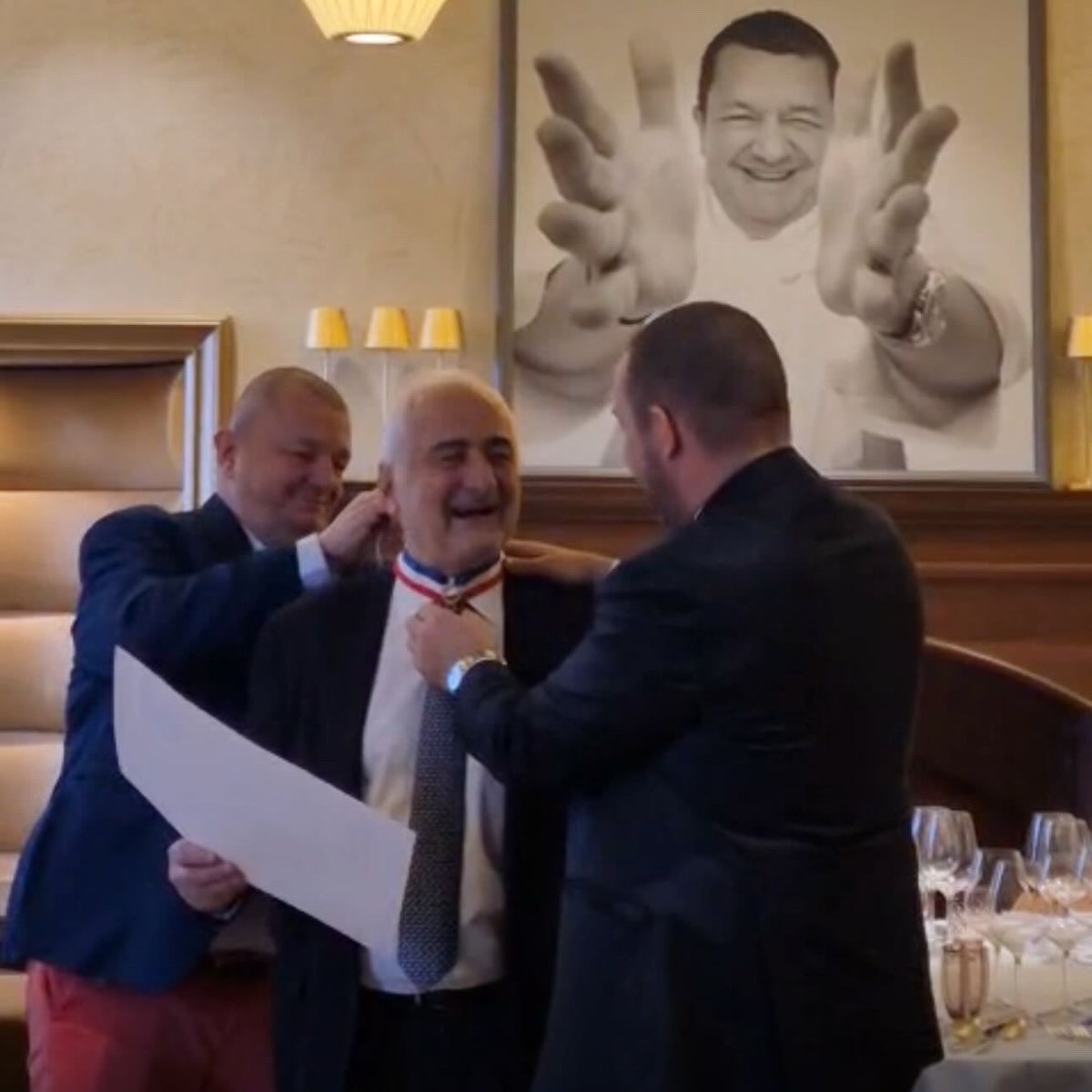 ggomez_chef's tweet photo. Félicitations à notre grand chef Guy Savoy, 1 er chef académicien qui a été fait Commandeur de l’Ordre Mondial « Marius Vettard » des Toques Blanches Lyonnaises
#noschefsontdutalent #ordremondialmariusvettard #guysavoy #christophemarguin #diplomatieculinaire https://t.co/8vFaHevUMb