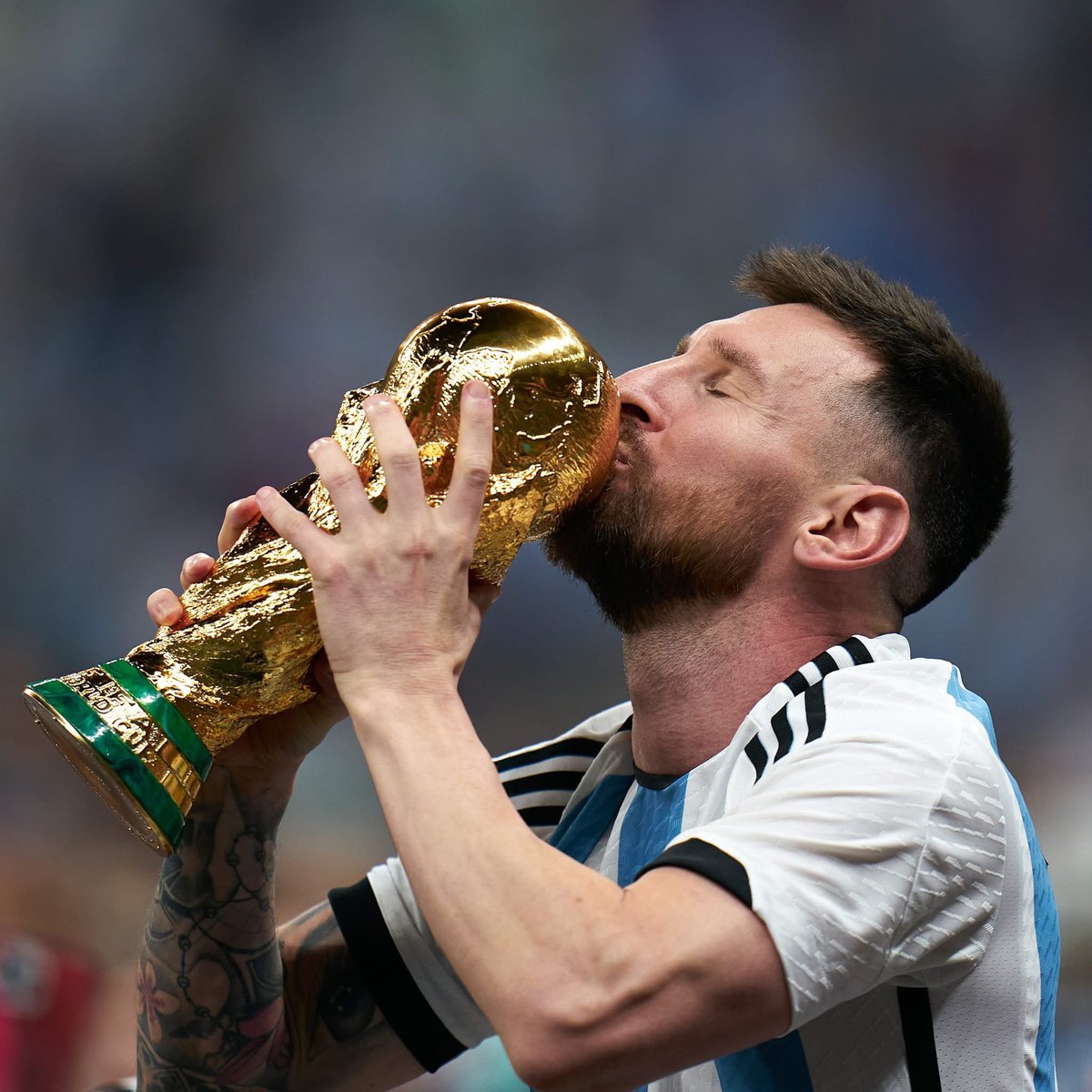 _BeFootball's tweet image. 𝗖̧𝗔 𝗬 𝗘𝗦𝗧 𝗟𝗘𝗦 𝗔𝗠𝗜𝗦, 𝗢𝗡 𝗦’𝗘𝗡 𝗔𝗣𝗣𝗥𝗢𝗖𝗛𝗘 : le (vrai) dernier Mondial de Lionel Messi 🇦🇷, Cristiano Ronaldo 🇵🇹, et Neymar 🇧🇷. 🌍😔

🇦🇷 MESSI : « 𝗟𝗔 𝗟𝗢𝗚𝗜𝗤𝗨𝗘 𝗘́𝗧𝗔𝗜𝗧 𝗤𝗨𝗘 𝗝𝗘 𝗡’𝗬 𝗔𝗥𝗥𝗜𝗩𝗘 𝗣𝗔𝗦 (À LA CDM 2026). 𝗠𝗔𝗜𝗦 𝗕𝗢𝗡, 𝗢𝗡 𝗬…