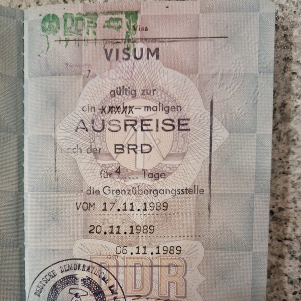 #Fundstück zur #DDR-Geschichte: Reisepass mit Visum für die #Bundesrepublik. Spannend ist hier die Zeitabfolge: ausgestellt am 6. November 1989, gültig ab 17. November.

Dazwischen fallen die Mauer in #Berlin und die innerdeutsche Grenze.