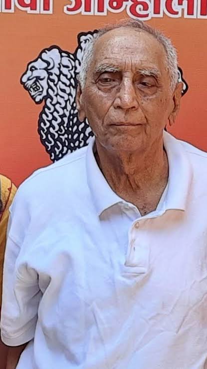 BaghatoyMH's tweet photo. जेष्ठ सामाजिक कार्यकर्ते बाबा आढाव यांचे निधन.
वयाच्या 96 वर्षी त्यांनी अखेरचा श्वास घेतला.
 सामाजिक न्यायासाठी आयुष्यभर लढणाऱ्या या थोर व्यक्तिमत्त्वाच्या निधनाने समाजकार्य क्षेत्रात मोठी पोकळी निर्माण झाली आहे.
भावपूर्ण श्रद्धांजली. 🙏 https://t.co/hFdqZuWwuU