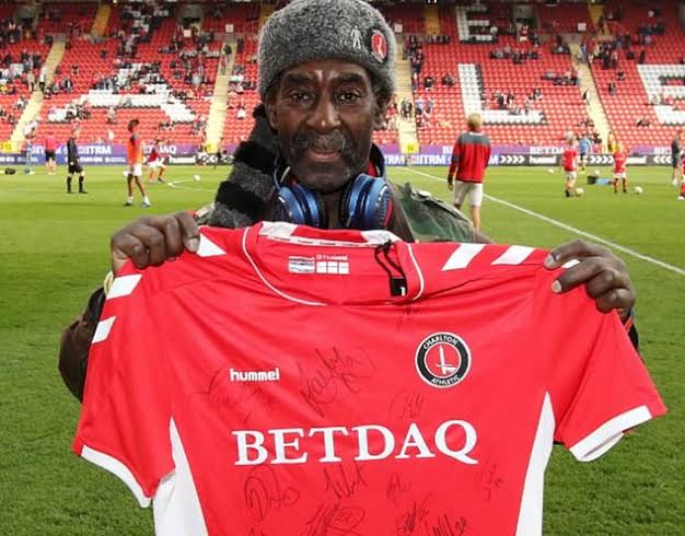 I've been running a marathon at every <a href="/Pompey/">Portsmouth FC</a> away game this season raising money for Pitc

Tomorrow's away day at <a href="/SwansOfficial/">Swansea City AFC</a> I'll be running in memory of <a href="/CAFCofficial/">Charlton Athletic FC</a> fan Norman who passed away on Saturday.

#charlton #pompey #swansea #portsmouthfc

gofundme.com/f/norm-from-th…