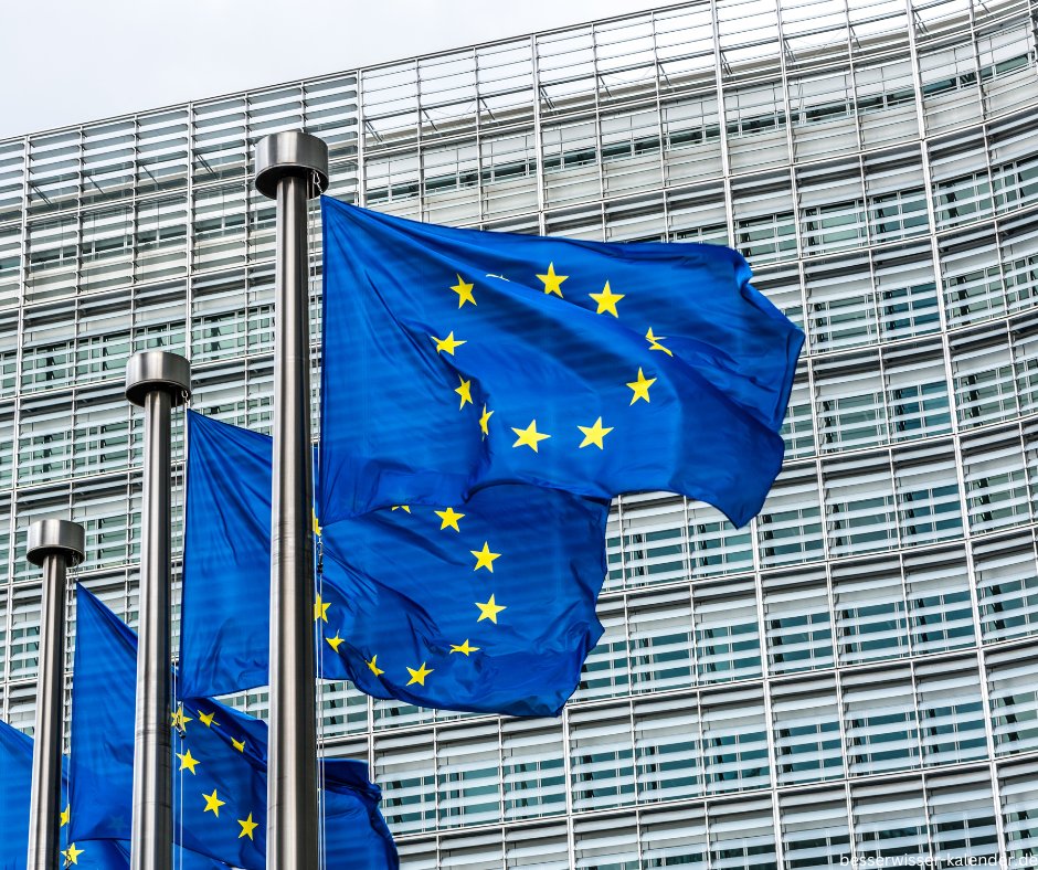 HistoryMattersX's tweet photo. 🇪🇺 Thursday, #8December 1955: The #CouncilofEurope chooses its official emblem: the European #flag with 12 gold stars on a blue background.
The flag was adopted by the European Community (#EC) in 1986 and has since also represented the European Union (#EU). https://t.co/OmwkV3tcb3