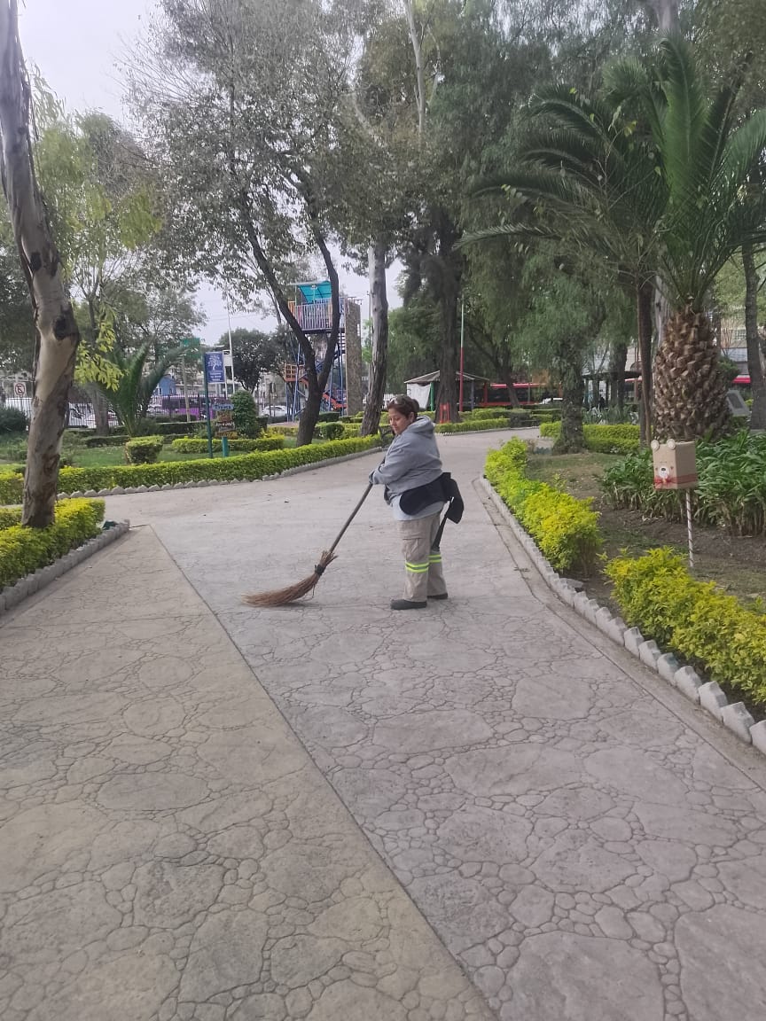 #BuenosDías ☁️

El Parque Oaxaca amaneció con trabajos de mantenimiento en sus áreas verdes. Nuestro personal realiza poda, limpieza y cuidado del arbolado para que las familias de #VCarranza disfruten un espacio más seguro y agradable.🌿💚

#ServiciosUrbanos 
 #VCCercaDeSuGente
