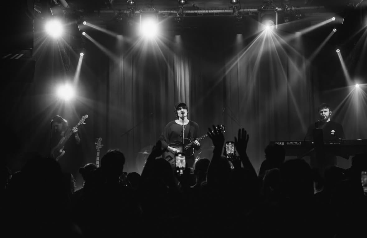 canders_crew's tweet photo. Isaac and his band from his Cold Feet &amp; Fragile Soul Tour via instagram ❤️ 
Matty, Mike, Chris, Lee - we love you all! 
@isaacandersonuk 
#isaacanderson #canderscrew #concertphotos https://t.co/bB5hzSv9WZ