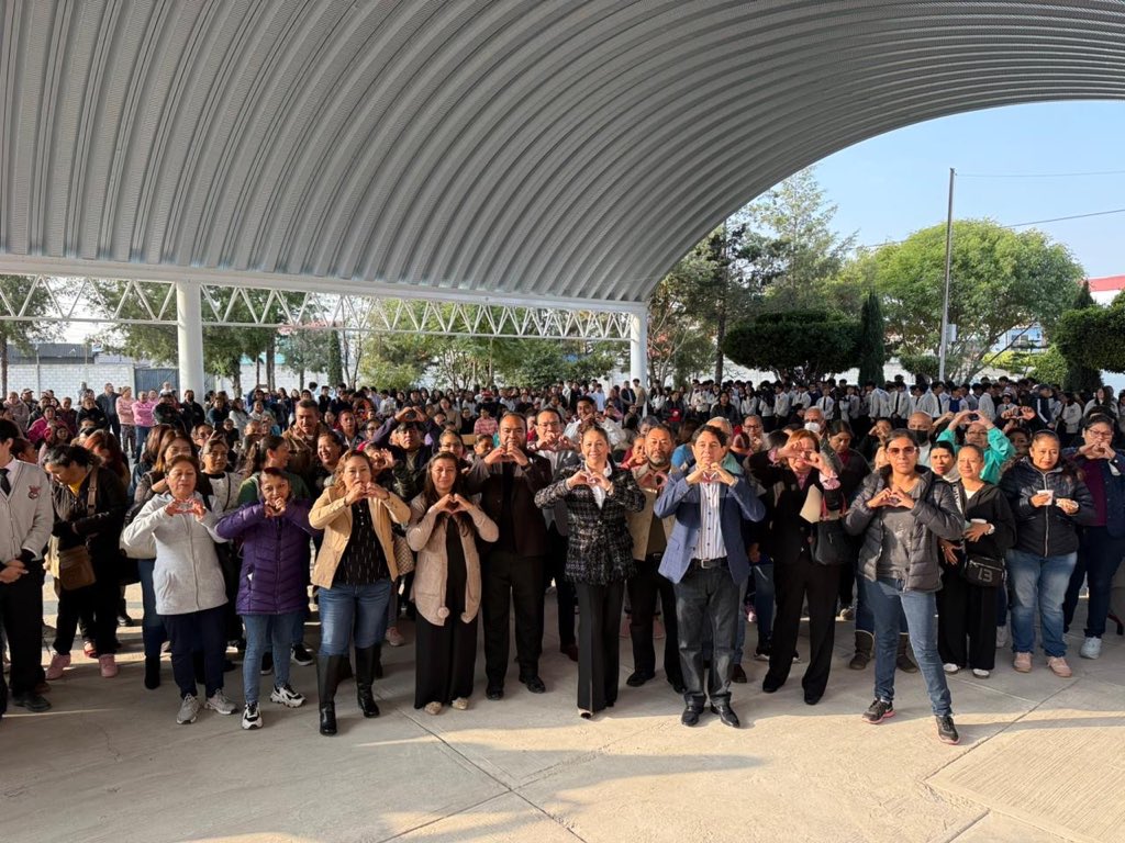 🎓 La educación merece espacios dignos.

📚 Agradezco la invitación para inaugurar el domo del Bachillerato General Vicente Suárez Ferrer, en la colonia Guadalupe Hidalgo. Con el programa federal La Escuela es Nuestra, hoy los y las estudiantes cuentan con un espacio adecuado