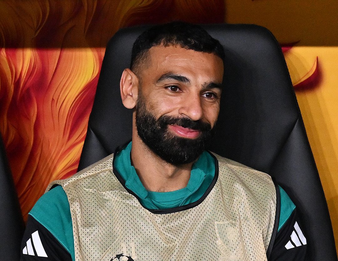 FabrizioRomano's tweet image. 🚨 Liverpool management and Arne Slot, together in deciding for Mo Salah to be out for ‘short period’ after strong quotes.

Liverpool approve Slot’s position on this case in order to mantain situation under control.

Salah trained this morning and will do so after Inter game.